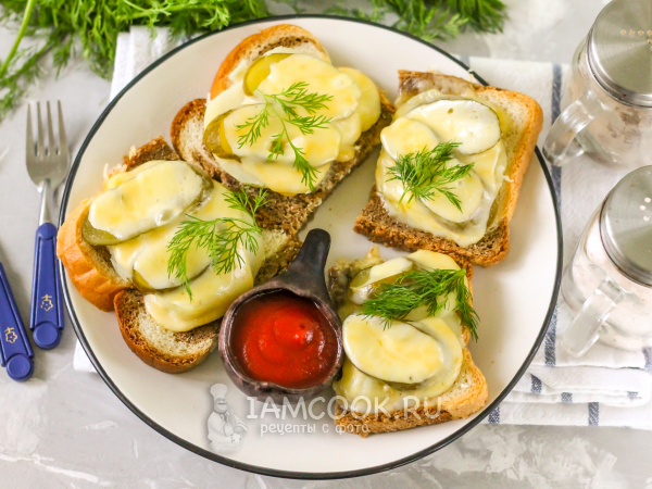 Горячие бутерброды с картофелем и солеными огурцами, рецепт с фото