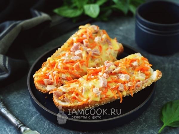 Бутерброды с курицей и корейской морковью в микроволновке, рецепт с фото