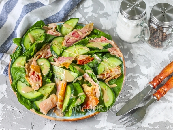 Салат с копченой курицей, огурцом и шпинатом, рецепт с фото