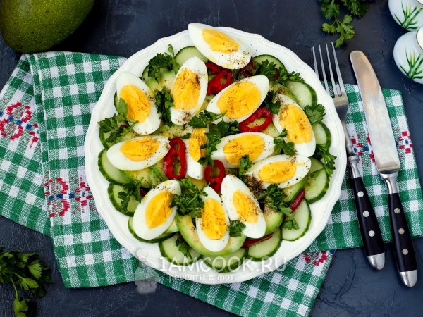 Салат с яйцами, авокадо, огурцами и сладким перцем, рецепт с фото