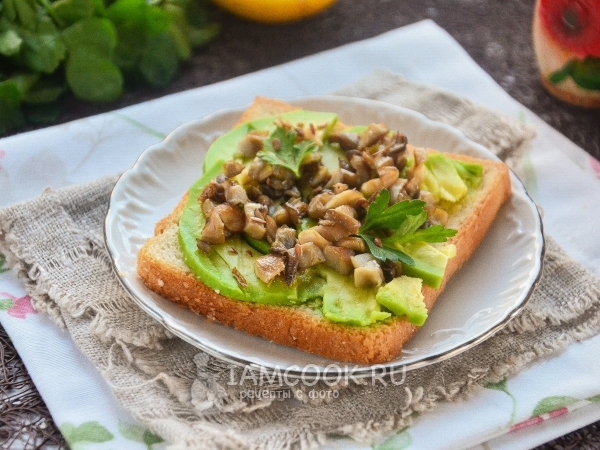 Бутерброды с авокадо и грибами, рецепт с фото