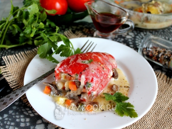 Перец, фаршированный овощами и грибами, в сметане, рецепт с фото