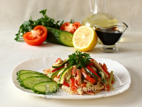 Салат с крабовыми палочками, огурцом и помидором, рецепт с фото