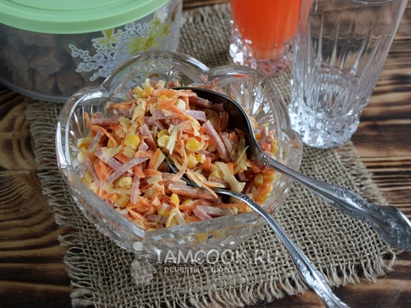 Салат с корейской морковкой, колбасой и сухариками: рецепт с фото