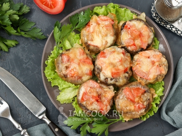 Шампиньоны с помидорами, запечённые под сыром сулугуни, рецепт с фото