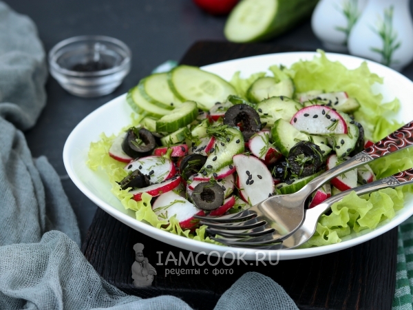 Салат с редисом, огурцом и маслинами, рецепт с фото