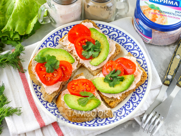 Бутерброды с икрой мойвы и авокадо, рецепт с фото