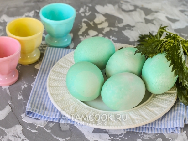 Крашеные яйца в крапиве, рецепт с фото
