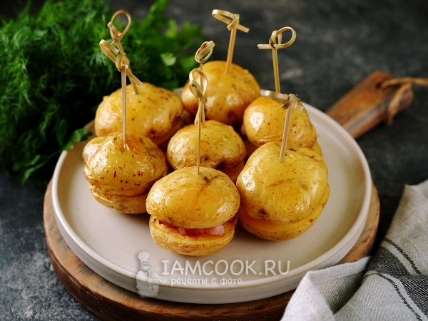 Картошка по-деревенски с грудинкой в духовке, рецепт с фото