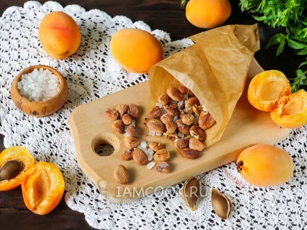 Жареные абрикосовые косточки с солью, рецепт с фото
