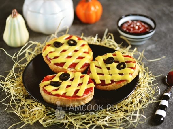 Горячие бутерброды «Мумии» на Хэллоуин, рецепт с фото