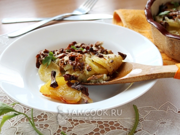Лисички в сметане с картошкой: вкуснейший рецепт на сковороде или в духовке