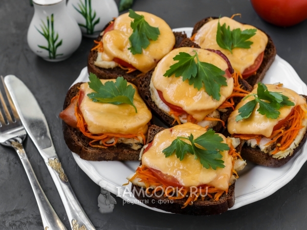 Горячие бутерброды с корейской морковью и помидорами, рецепт с фото