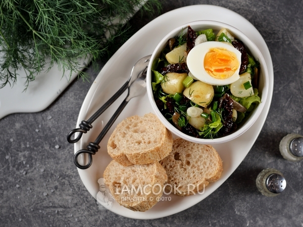 Салат из молодого картофеля с маслинами и вялеными томатами, рецепт с фото