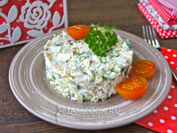 Салат с вареной рыбой, сыром и яйцами, рецепт с фото