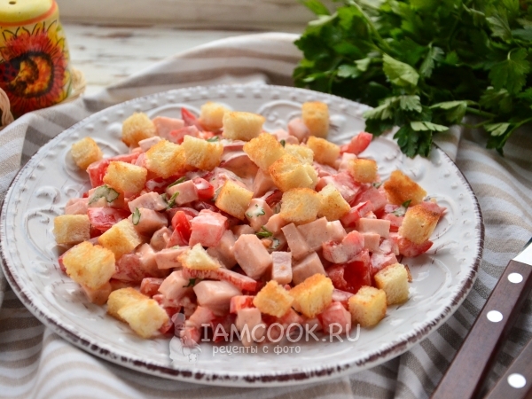 Салат с ветчиной, сухариками, помидорами и перцем, рецепт с фото