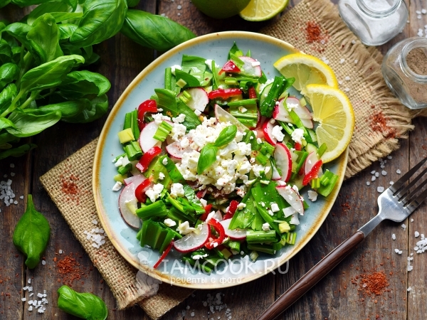 Салат с черемшой, овощами и творогом, рецепт с фото