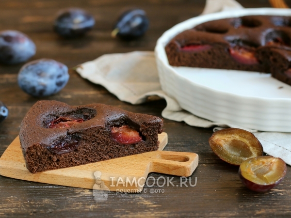 Шоколадный пирог со сливами, рецепт с фото