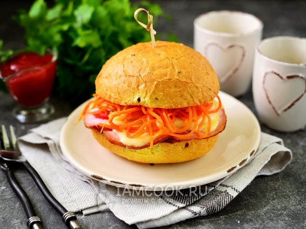 Горячий сэндвич с мясом и корейской морковью, рецепт с фото
