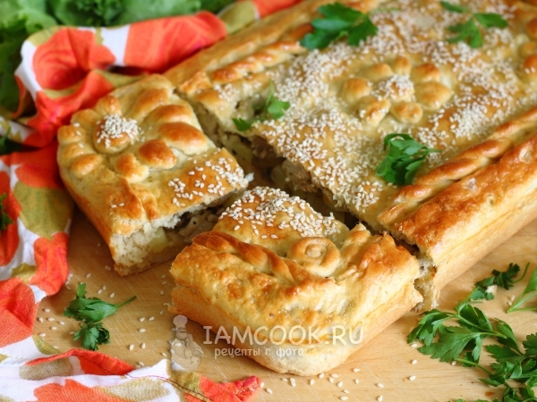 Рецепт: Открытый пирог с лисичками - Картофель и личиски, слоеное тесто, заливка из сметаны и сыра