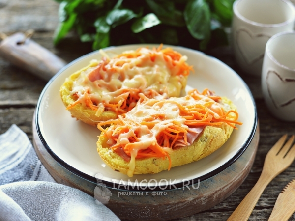 Бутерброды с ветчиной и корейской морковью в микроволновке, рецепт с фото