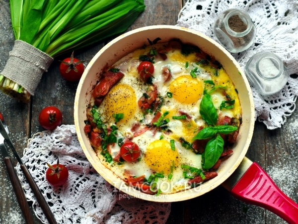 Яичница с черемшой, помидорами и колбасой, рецепт с фото
