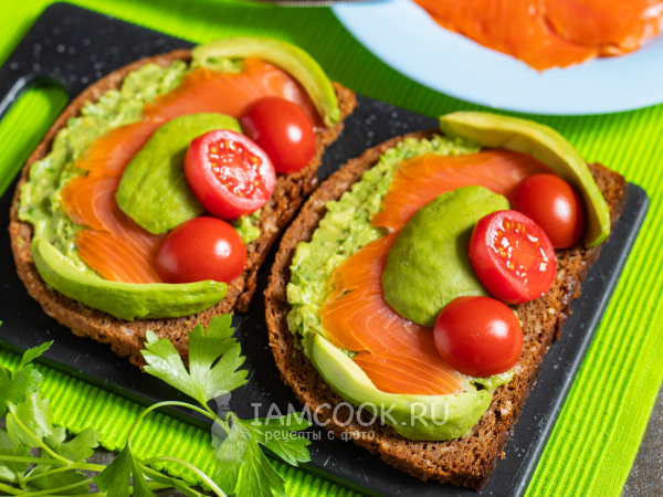 Бутерброд с авокадо и форелью, рецепт с фото