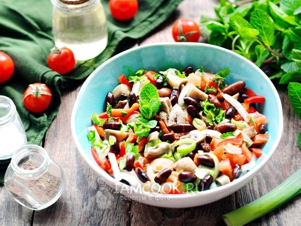 Постный салат с фасолью, маринованными грибами и овощами, рецепт с фото