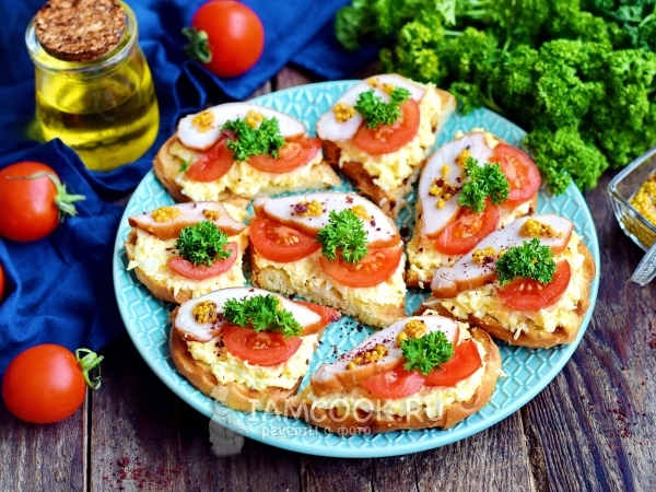 Бутерброды с копченой курицей, помидорами и плавленым сырком, рецепт с фото