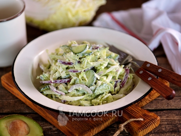 Салат из пекинки с огурцами, авокадо и луком, рецепт с фото