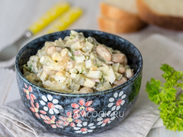 Постный салат с сухариками и фасолью – кулинарный рецепт