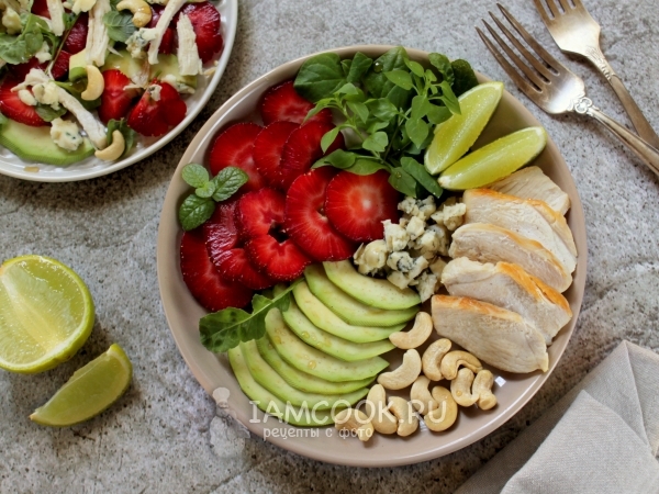 Салат с авокадо и клубникой, рецепт с фото