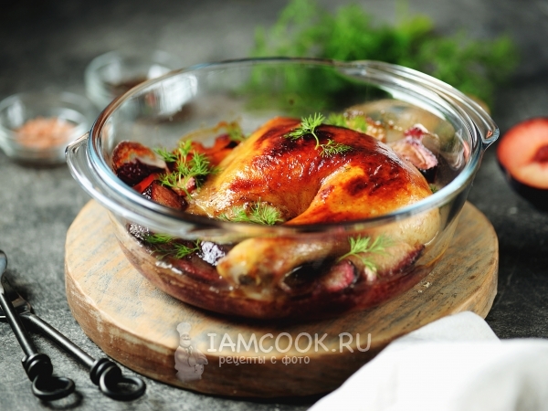 Курица со сливами и красным луком в духовке, рецепт с фото
