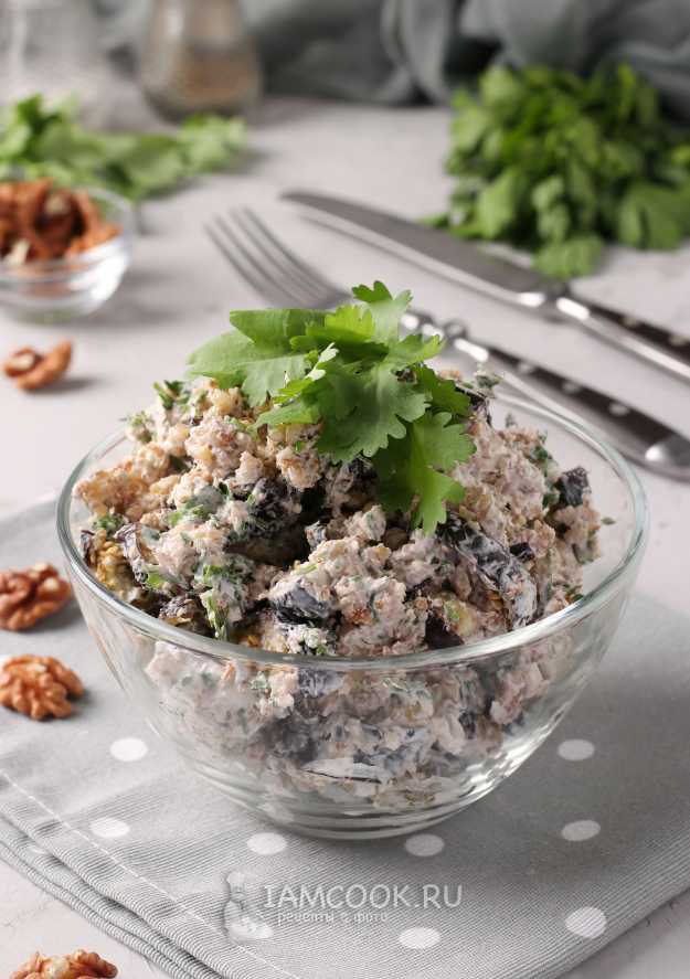 Рецепт: Салат из баклажан - слоёный, с грецкими орехами.