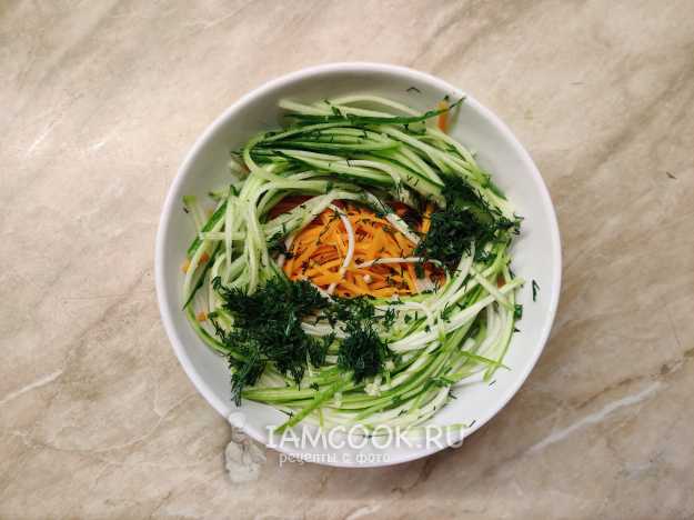 Салат из курицы с капустой, солёным огурцом и морковью по-корейски