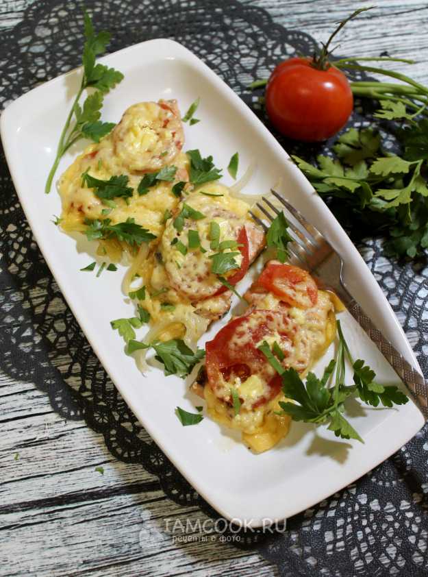 Горбуша в духовке с помидорами и сыром рецепт с фото