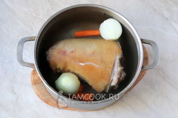 Свиная рулька, запеченная в духовке с картошкой