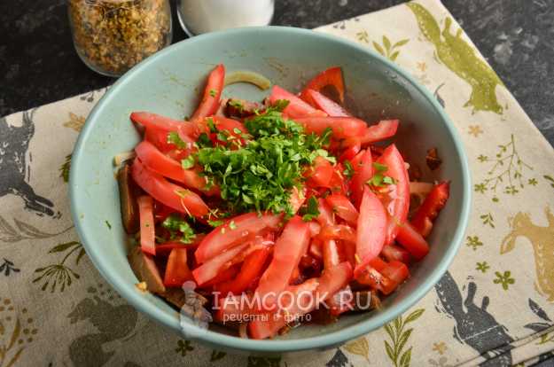 Салат с огурцами и говядиной по-корейски — Лайфхакер