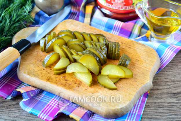 Скумбрия, запеченная с солеными огурцами