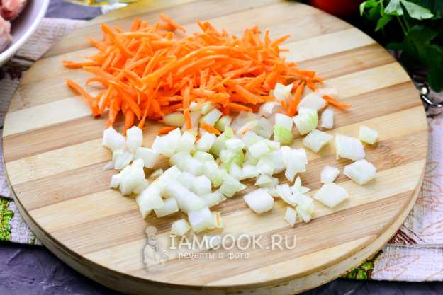 Перцы, фаршированные морковью и луком, в томате