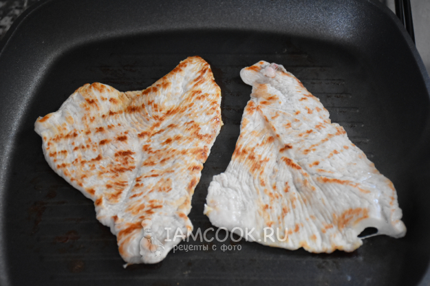 Салат с индейкой, яблоками и йогуртовой заправкой