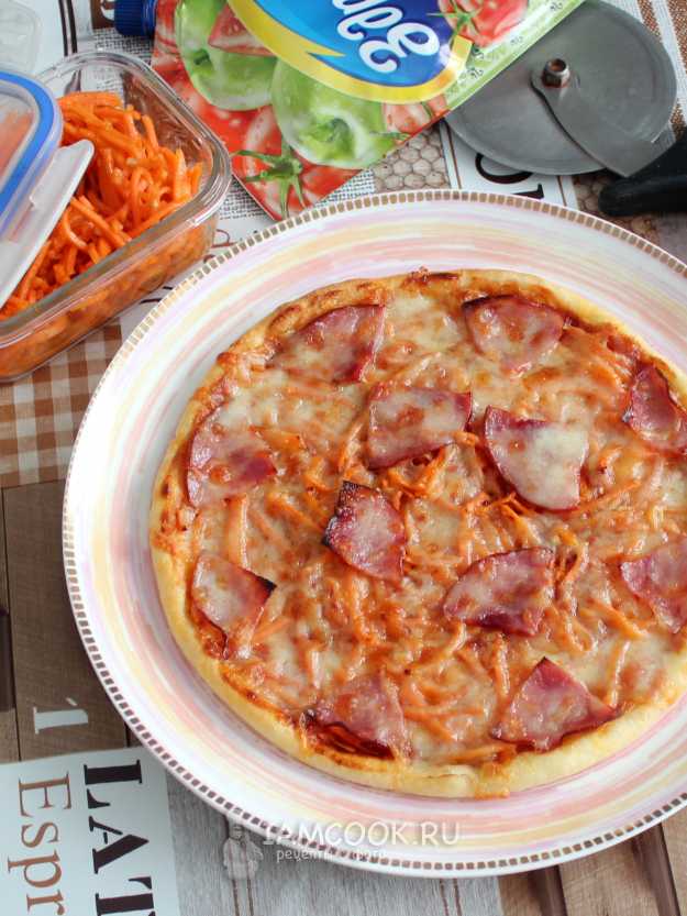 Пицца с ветчиной и морковью по-корейски