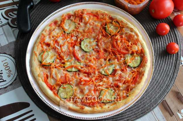Пицца с морковкой по-корейски, соленым огурцом и ветчиной