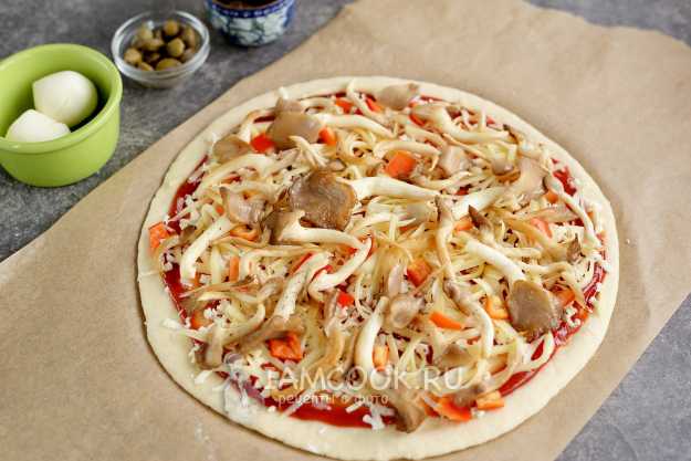 Рецепт: Пицца с вешенками - с томатами, двумя видами сыра, итальянским кетчупом