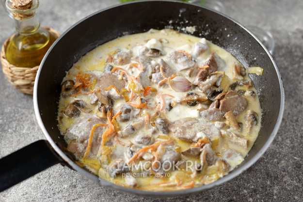 Печень кролика с грибами в сметанном соусе на сковороде