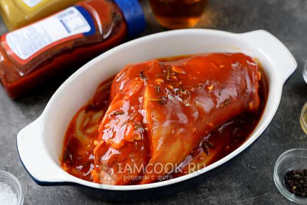 Румяная свиная рулька, запеченная в медово-горчичном соусе