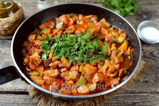 Гуляш с солеными огурцами – кулинарный рецепт