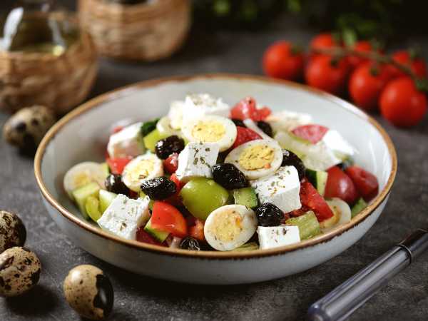 Салат со свежими овощами и перепелиными яйцами