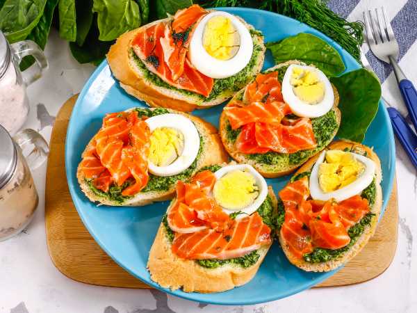 Бутерброды с красной рыбой и соусом из зелени — рецепт с фото пошагово