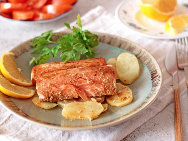 Рыба в сметанном соусе: как приготовить в духовке, на сковороде и в мультиварке